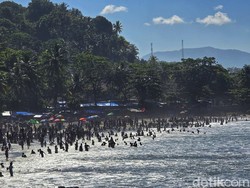 Libur Lebaran, Pantai Karang Hawu Sukabumi Jadi Lautan Manusia