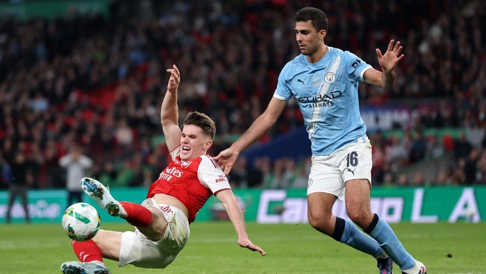 LONDON, ENGLAND - MARCH 22: Viktor Gyoekeres of Arsenal is challenged by Rodri of Manchester City inside the penalty area during the Carabao Cup Final match between Arsenal and Manchester City at Wembley Stadium on March 22, 2026 in London, England. 