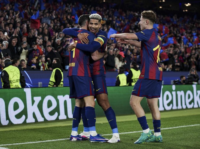 Robert Lewandowski of FC Barcelona celebrates after scoring a goal with teammates Ronald Araujo and Fermin Lopez during the UEFA Champions League round of 16 match between FC Barcelona and Newcastle United FC at Spotify Camp Nou Stadium on March 18, 