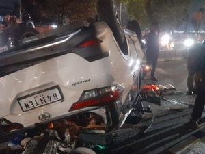 Kecelakaan di Depan Lapas Cipinang, Mobil Putih Terbalik