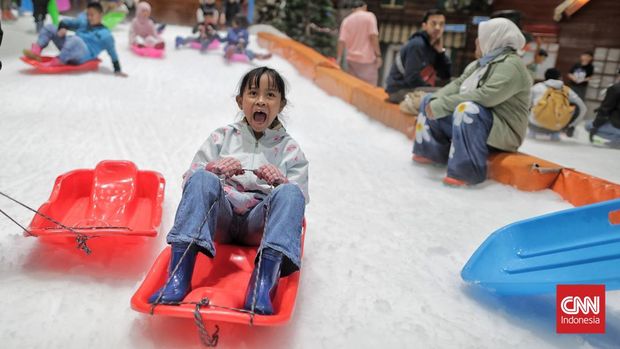 Serunya Bermain Salju di Trans Snow World Bekasi Warga bermain di wahana Trans Snow World Bekasi, Jawa Barat. Senin, 23 Maret 2026. (CNN Indonesia/Adhi Wicaksono)