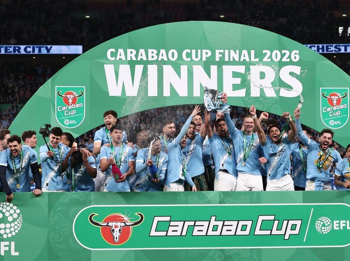 Soccer Football - Carabao Cup - Final - Arsenal v Manchester City - Wembley Stadium, London, Britain - March 22, 2026 Manchester City's Rodri and Erling Haaland lift the trophy with teammates as they celebrate after winning the Carabao Cup REUTERS/David Klein EDITORIAL USE ONLY. NO USE WITH UNAUTHORIZED AUDIO, VIDEO, DATA, FIXTURE LISTS, CLUB/LEAGUE LOGOS OR 'LIVE' SERVICES. ONLINE IN-MATCH USE LIMITED TO 120 IMAGES, NO VIDEO EMULATION. NO USE IN BETTING, GAMES OR SINGLE CLUB/LEAGUE/PLAYER PUBLICATIONS. PLEASE CONTACT YOUR ACCOUNT REPRESENTATIVE FOR FURTHER DETAILS..