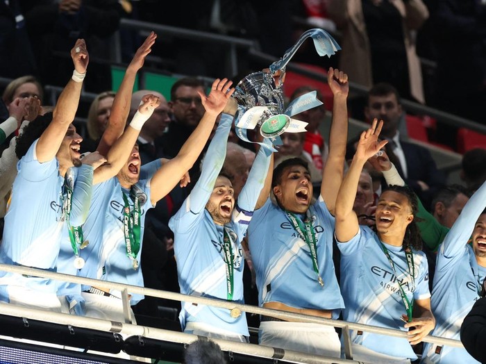 Soccer Football - Carabao Cup - Final - Arsenal v Manchester City - Wembley Stadium, London, Britain - March 22, 2026 Manchester City's Bernardo Silva celebrates as he lifts the Carabao Cup trophy with teammates Action Images via Reuters/Paul Childs EDITORIAL USE ONLY. NO USE WITH UNAUTHORIZED AUDIO, VIDEO, DATA, FIXTURE LISTS, CLUB/LEAGUE LOGOS OR 'LIVE' SERVICES. ONLINE IN-MATCH USE LIMITED TO 120 IMAGES, NO VIDEO EMULATION. NO USE IN BETTING, GAMES OR SINGLE CLUB/LEAGUE/PLAYER PUBLICATIONS. PLEASE CONTACT YOUR ACCOUNT REPRESENTATIVE FOR FURTHER DETAILS..