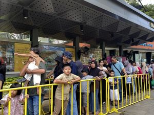 Pengunjung Antre Masuk TMII Sejak Pagi di H+2 Lebaran