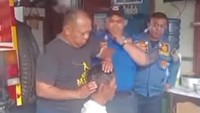 Viral Video Petugas Damkar Samarinda Tangani Orang Kesurupan saat Lebaran