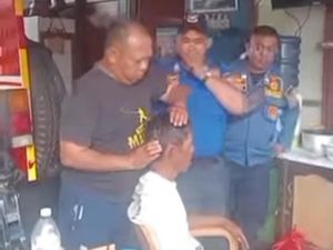 Viral Video Petugas Damkar Samarinda Tangani Orang Kesurupan saat Lebaran