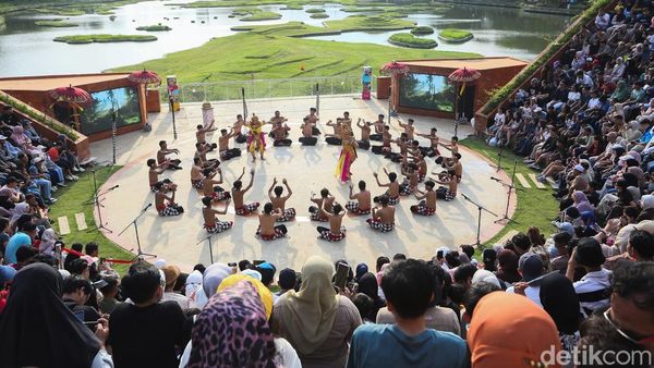 Tari Kecak TMII Pukau Wisatawan di Libur Lebaran