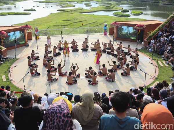 Tari Kecak TMII Pukau Wisatawan di Libur Lebaran