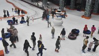 Asyiknya Main Salju Saat Libur Lebaran di Trans Snow World Surabaya