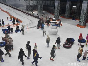 Asyiknya Main Salju Saat Libur Lebaran di Trans Snow World Surabaya