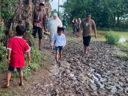 Viral Warga Lewati Jalan Berlumpur untuk Salat Id di Romang Tangaya Makassar