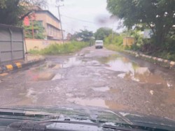 Warga Jeneponto Keluhkan Jalan Samping RSUD Lanto Dg Pasewang Rusak Parah