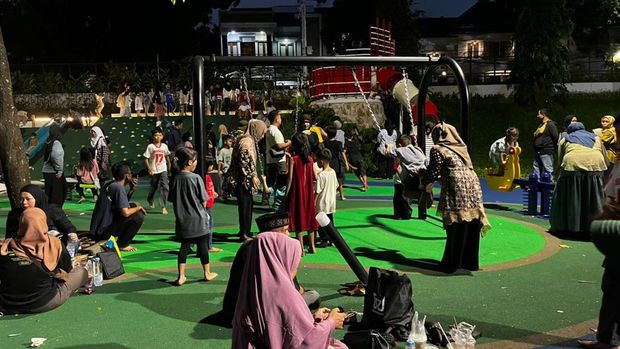Warga memanfaatkan beragam fasilitas Taman Bendera Pusaka, seperti lapangan padel hingga area playground.