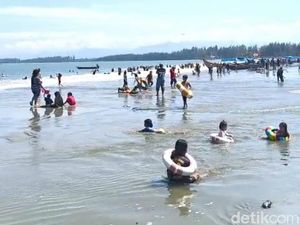 Ada Ubur-ubur, Pantai Tapak Paderi dan Pantai Jakat Bengkulu Tetap Ramai