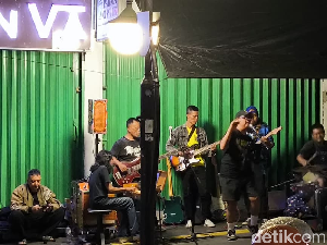 Cerita Wheels on the Rail Hidupkan Rock Lawas di Trotoar Sukabumi