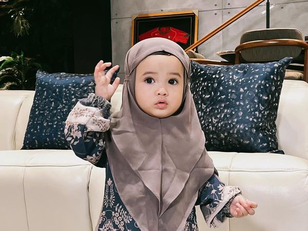 8 Gaya Lucu Anak Selebriti, Nagita Slavina hingga Margin Wieheerm Pakai Hijab