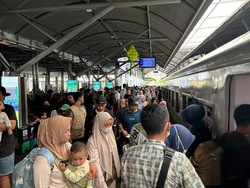 Puncak Arus Balik, 54 Ribu Penumpang Padati Stasiun Daop 8 Surabaya