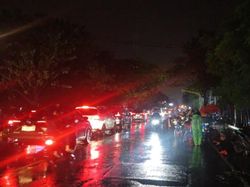 Jalur Pantura Pasuruan Terendam Banjir Malam Ini, Lalin Lumpuh