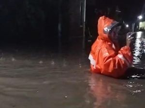 Hujan Deras Picu Banjir di Pasuruan, Air Setinggi Dada Orang Dewasa
