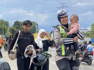 Video: Tersendat One Way di Sukabumi, Bayi Dievakuasi Polwan karena Kepanasan