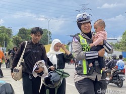 Terjebak One Way di Sukabumi, Bayi Dievakuasi Polwan Usai Kepanasan