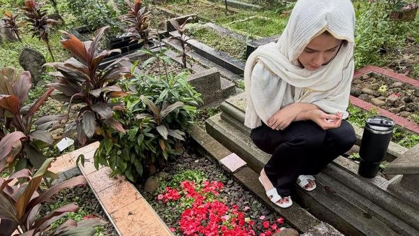 Masyaallah... Citra Anidya Pugar 2 Makam Usai Cuan Jualan Nastar