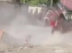 Tradisi Tiyu di Lombok Makan Korban, Penunggang Kuda Jatuh hingga Terseret