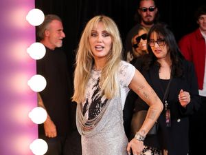 Video: Nama Miley Cyrus Kini Tersemat di Hollywood Walk of Fame