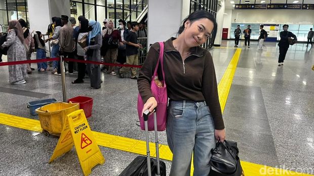 Gita (20), salah satu penumpang KRL yang baru kembali dari mudik Lebaran. (Ondang/detikcom)