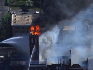 Video: Gedung Pengadilan Bersejarah Georgia Dilalap Api