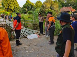 Jembatan di Ogan Ilir Putus Diterjang Arus, Polisi-Warga Bangun Akses Darurat