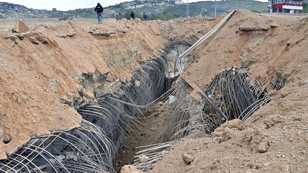 Jembatan Qasmiya di Lebanon Rusak Akibat Serangan Udara Israel