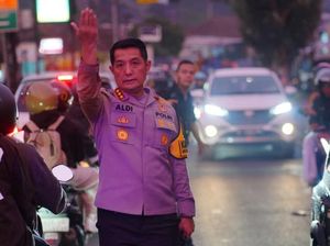 Kisah Pengabdian Polisi di Jalur Wisata Ciwidey Saat Lebaran