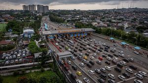 Kendaraan Mengular di GT Banyumanik Saat Arus Balik