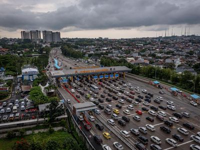 Kendaraan Mengular di GT Banyumanik Saat Arus Balik