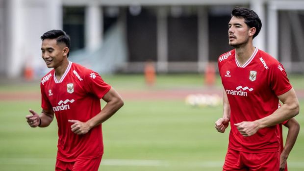 Pesepak bola Timnas Indonesia Elkan Baggot (kanan) dan Rizky Ridho (kiri) mengikuti latihan jelang laga FIFA Series 2026 di Stadion Madya, Kompleks GBK, Senayan, Jakarta, Selasa (24/3/2026). Latihan tersebut sebagai persiapan menjelang pertandingan melawan Timnas ST Kitts and Nevis pada FIFA Series 2026 yang berlangsung Jumat (27/3) di Stadion Utama Gelora Bung Karno. ANTARA FOTO/Bayu Pratama S/nym.