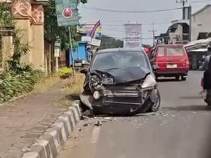 Kecelakaan di Kasembon Malang, Mobil Ringsek-Elf Hantam Warung