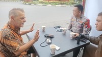 Cerita Mark, Bule Ngopi di Pos Polisi Malang yang Terpukau Pelayanan Humanis