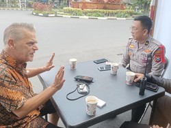 Cerita Mark, Bule Ngopi di Pos Polisi Kota Malang Terpukau Pelayanan Humanis