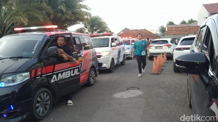 Para korban laka maut di Majalengka saat dibawa pulang ambulans ke Karawang.