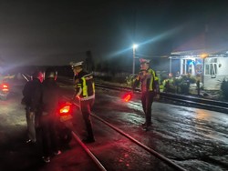 Polisi Siagakan Ambulans di Perlintasan KA Bagor Nganjuk Antisipasi Kecelakaan