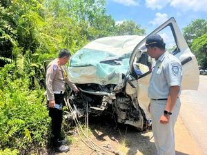 Minibus Oleng hingga Adu Banteng dengan Truk, 4 Orang Tewas