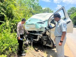 Minibus Oleng hingga Adu Banteng dengan Truk, 4 Orang Tewas