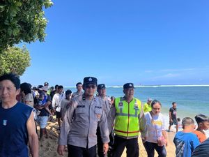 Ribuan Wisatawan Serbu Pantai 3 in 1 Malang