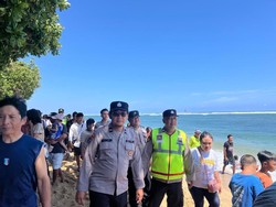 Ribuan Wisatawan Serbu Pantai 3 in 1 Malang