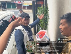 Rumah Warga di Palembang Dilempar Diduga Molotov, Pelaku Terekam CCTV