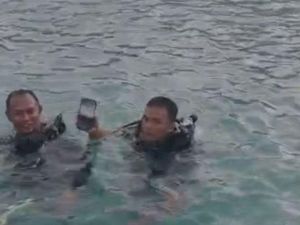 Polisi Nyelam Cari HP Wisatawan Jatuh di Pulau Pari, Ketemu di Dasar Laut