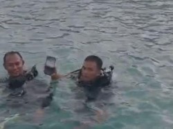 Polisi Nyelam Cari HP Wisatawan Jatuh di Pulau Pari, Ketemu di Dasar Laut
