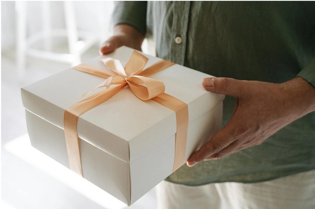 5 Tanda Orang dengan Love Language Receiving Gifts