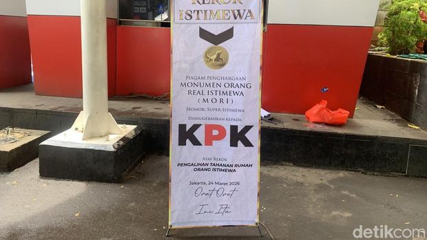 MAKI mengirim spanduk 'satire' penghargaan ke KPK usai sempat mengalihkan status eks Menteri Agama (Menag) Yaqut Cholil Qoumas menjadi tahanan rumah. (Mulia/detikcom)